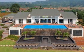 Stayvista's 107 At Canary Farms - Pure Veg With Huge Lawn, Pool And Theatre โลนาวาลา